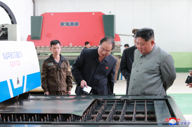 김정은 북한 국무위원장이 2일 평남기계종합공장을 현지지도했다고 조선중앙통신이 2일 보도했다./연합뉴스