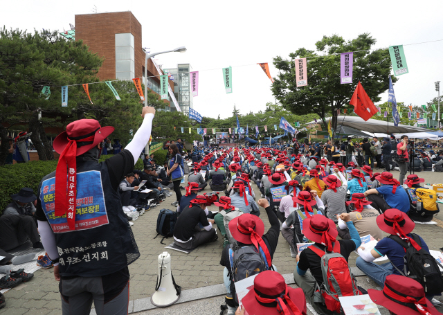 지난달 30일 현대중공업 노조가 점거 농성을 하는 울산시 동구 한마음회관에 대우조선해양 노조가 합류해 구호를 외치고 있다./연합뉴스