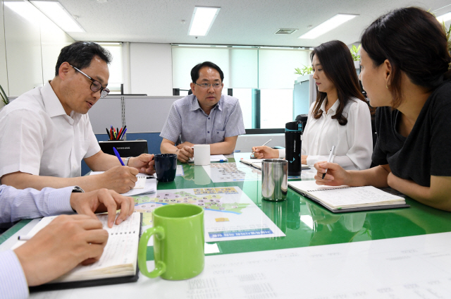 서울시청의 한 사무실에서 공무원들이 종이컵 대신 다회용컵을 사용하면서 회의를 하고 있다. /권욱기자