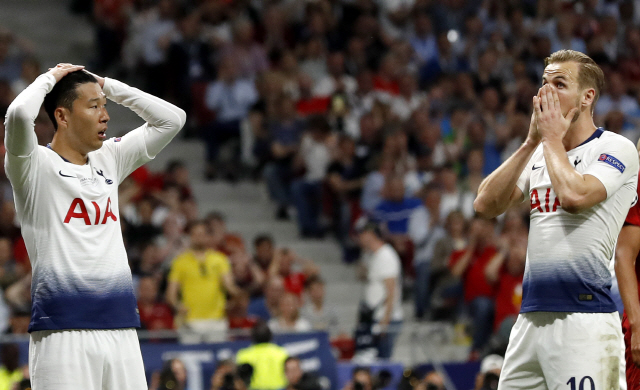 토트넘의 손흥민(왼쪽)과 해리 케인이 2일 UEFA 챔피언스리그 결승에서 결정적인 득점 기회를 놓친 뒤 아쉬워하고 있다./마드리드=EPA연합뉴스