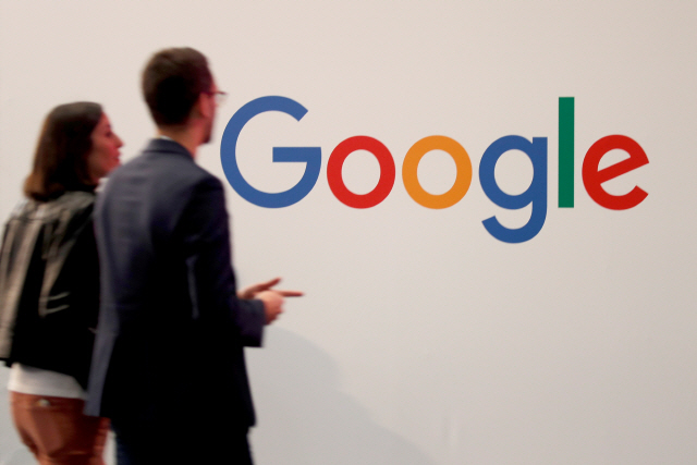 지난달 16일(현지시간) 프랑스 파리에서 열린 기술 콘퍼런스에서 참석자들이 구글 로고가 적힌 부스 앞을 지나고 있다. /로이터연합뉴스