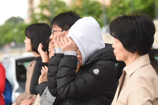 한국인들이 지난달 30일(현지시간) 헝가리 부다페스트 다뉴브강 둑에서 사고현장을 바라보고 있다. /부다페스트=AFP연합뉴스