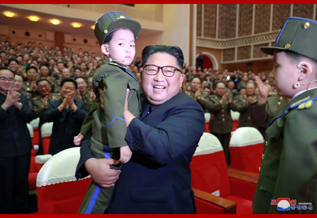 김정은 북한 국무위원장이 전날 제2기 제7차 군인가족예술소조경연에서 당선된 군부대들의 군인가족예술조조경연을 관람했다고 조선중앙통신이 3일 보도했다./연합뉴스