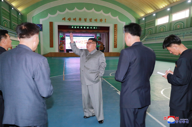 김정은 북한 국무위원장이 자강도 강계의 배움의 천리길학생소년궁전을 현지지도 했다고 조선중앙통신이 1일 보도했다. 현장에서 김정은 위원장은 날림 공사 등의 문제를 강하게 질책했다./연합뉴스