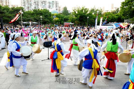 지난해 서울 노원구가 진행한 ‘단오맞이 풍물놀이 한마당’ 행사에서 풍물패가 공연을 펼치고 있다. /사진제공=노원구