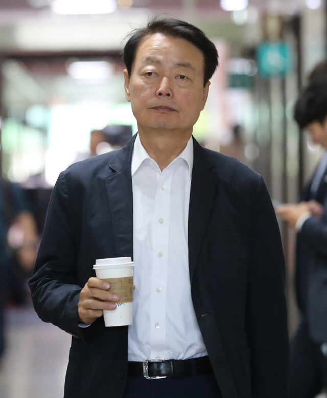 한선교 자유한국당 사무총장이 3일 국회 사무실로 들어서고 있다.