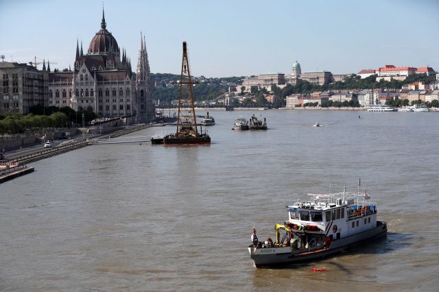 헝가리 부다페스트 다뉴브강에서 2일(현지시간) 수색작업이 진행되고 있다. /부다페스트=로이터연합뉴스