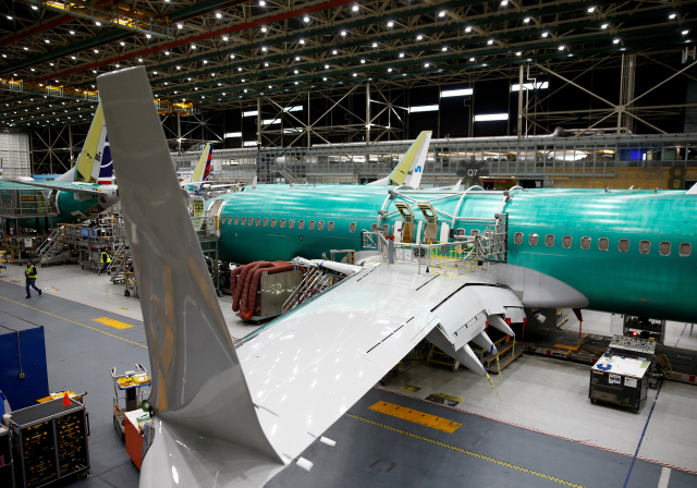 ‘보잉 737 맥스’가 지난 3월 27일(현지시간) 워싱턴주 렌턴에 있는 보잉 공장에 세워져 있다. /렌턴=로이터연합뉴스