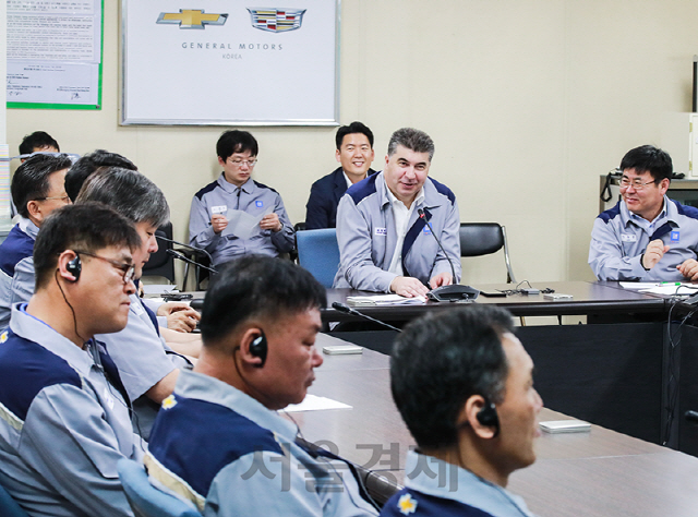 카허 카젬 한국지엠 사장이 3일 창원 사업장을 방문해 직원들을 격려했다./사진제공=한국지엠
