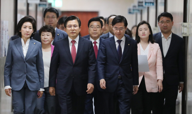 자유한국당 황교안(왼쪽 세번째) 대표와 나경원(왼쪽 첫번째) 원내대표가 3일 국회에서 열린 최고위원회의에 들어서고 있다. /연합뉴스