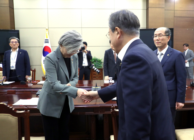 문재인 대통령이 3일 오전 청와대에서 헝가리 부다페스트 다뉴브강에서 발생한 유람선 침몰사고 현장에서 수습을 지휘하고 귀국한 강경화 외교부 장관으로부터 보고를 받기에 앞서 악수하고 있다./연합뉴스