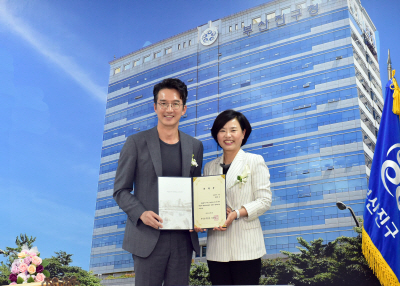 서은숙 부산 부산진구청장과 영화배우 정준호 씨가 홍보대사 위촉식을 갖고 기념촬영을 하고 있다./사진제공=부산진구