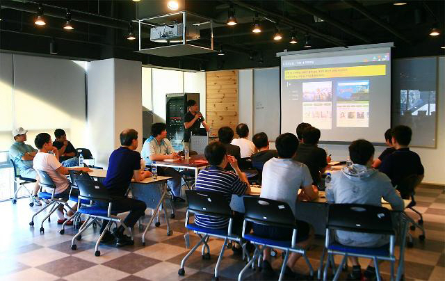 스마일게이트 ‘오렌지팜’ 부산센터에서 진행되는 게임 마케팅 교육에서 학생들이 수업을 듣고 있다./사진제공=스마일게이트