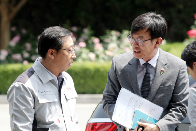 김상조(오른쪽) 공정거래위원장이 3일 기아차 광주공장에서 박한우 기아차 사장과 이야기를 나누고 있다. /연합뉴스