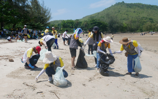 락앤락 태국법인 직원들이 지난달 사타힙 해변에서 플로깅(걷거나 뛰면서 쓰레기를 줍는 행위) 캠페인을 하고 있다.  /사진제공=락앤락