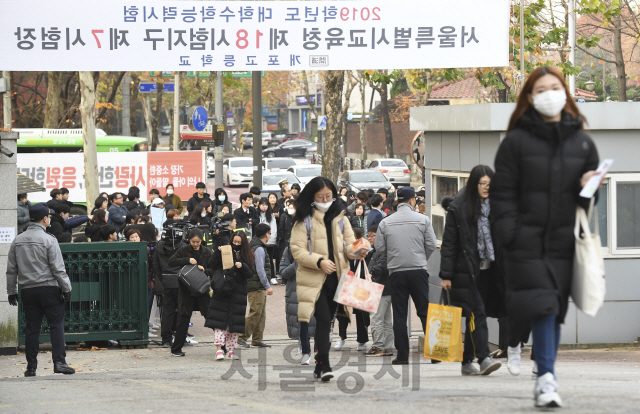 2019학년도 대학수학능력시험일인 지난해 11월 15일 수험생들이 시험장인 서울 강남구 개포고등학교로 들어서고 있다./권욱기자