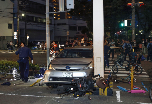 3일 오후 6시 30분께 오사카시 고노하나구에서 80세 고령 남성이 운전하던 승용차가 인도를 덮쳐 행인 4명을 다치게 한 사고의 현장. /오사카=교도연합뉴스
