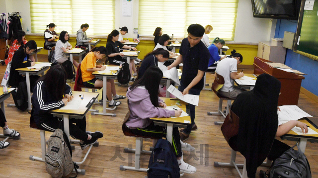 2020학년도 대학수학능력시험 ‘6월 모의평가’가 실시된 4일 오전 서울 영등포구 여의도여자고등학교에서 수험생들이 1교시 국어영역 시험지를 받고 있다./오승현기자