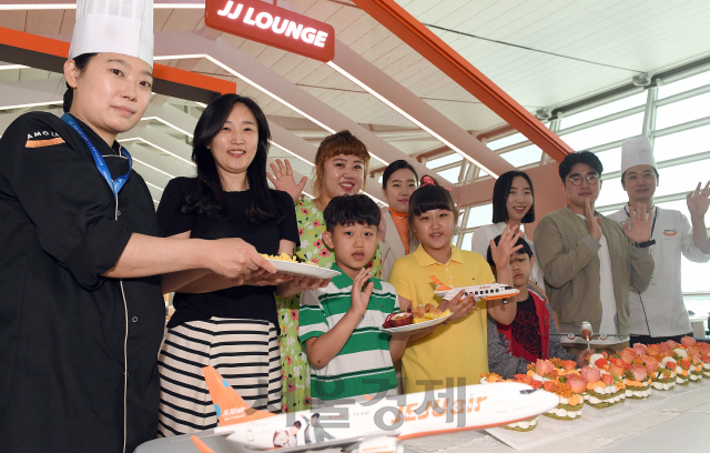 4일 인천국제공항 1터미널에서 열린 제주항공의 JJ라운지 오픈행사에 참석한 일반여행객들과 제주항공 라운지 직원들이 축하 파티에서 손을 흔들며 즐거워 하고 있다. 제주항공 탑승객만을 위한 JJ 라운지는 취항 13주년을 맞은 2019년 사장 상황의 변화에 맞춰 합리적인 가격으로 이용자의 편의성과 편안합에 집중하였으며 제주특산물로 자신의 취향에 맞게 준비하는 식사도 매력적이다./영종도=이호재기자. 2019.06.04