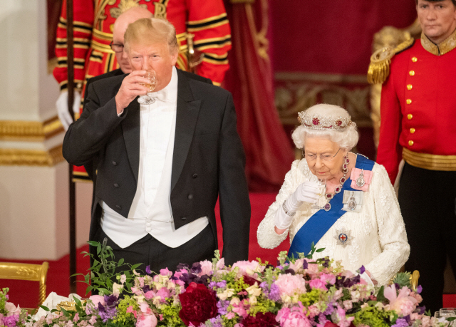 도널드 트럼프 미국 대통령의 영국 국빈방문 첫날인 3일(현지시간) 런던 버킹엄궁의 엘리자베스 2세 여왕 주최 만찬에서 트럼프 대통령과 엘리자베스 여왕이 잔을 들고 있다. /런던=로이터연합뉴스