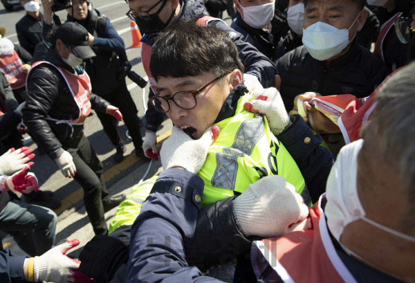 李총리 '노동자 고통 알지만 불법·폭력 정당화될 수 없어'