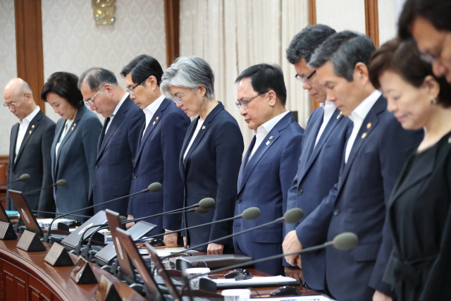 4일 서울 정부서울청사에서 세종청사와 화상 연결로 진행된 국무회의에 참석한 장관들이 호국영령과 헝가리 희생자들을 위해 묵념 하고 있다./연합뉴스