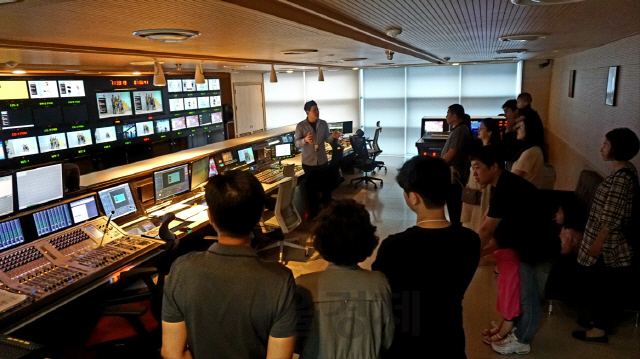 홈앤쇼핑 임직원 가족들이 지난 1일 서울 마곡동 본사의 송출실에서 방송 과정에 대한 설명을 듣고 있다. /사진제공=홈앤쇼핑