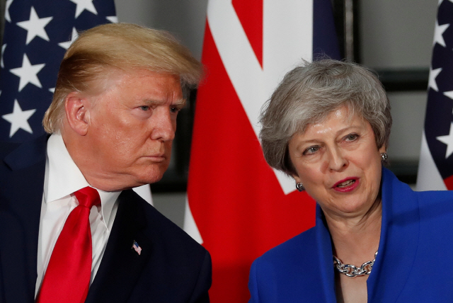 도널드 트럼프(왼쪽) 미국 대통령과 테리사 메이 영국 총리가 4일(현지시간) 런던에서 공동 기자회견을 열고 있다. /런던=로이터연합뉴스