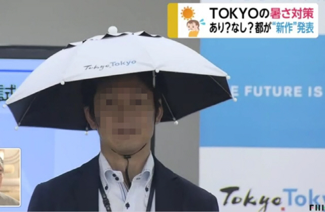 도쿄도가 ‘도쿄올림픽 더위 대책’의 일환으로 제작한 모자형 우산을 지난달 기자회견에서 공개하고 있다./후지TV 영상 캡처