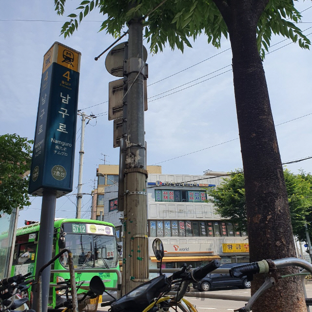 4일 서울 구로구 남구로역 삼거리의 인력사무소들이 한산한 모습이다. 양대 노총 타워크레인 노조의 총파업으로 일용직 노동자의 일감이 줄어들었기 때문이다.        /이희조기자