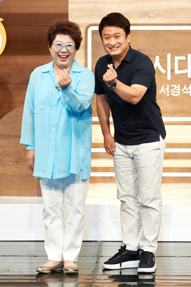 MBC 표준 FM ‘여성시대 양희은, 서경석입니다’의 진행자인 양희은(왼쪽)과 서경석. /사진제공=MBC