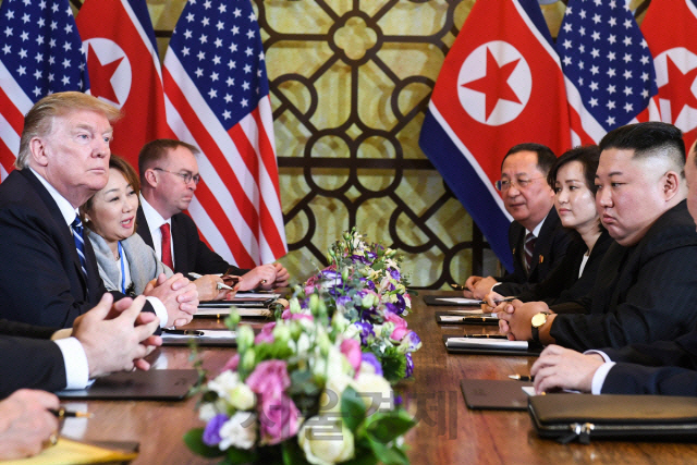 도널드 트럼프 미국 대통령과 김정은 북한 국무위원장이 지난 2월 28일(현지시간) 베트남 하노이 메트로폴호텔에서 열린 확대정상회담에서 서로 다른 곳을 응시하고 있다. /하노이=AFP연합뉴스