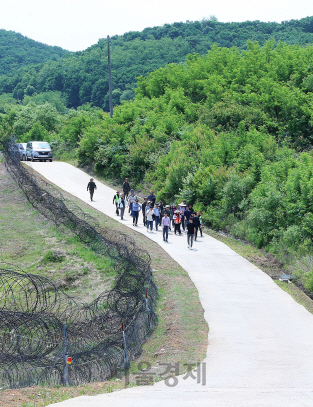 DMZ 평화의 길 철원구간의 도보코스를 탐방객들이 걷고 있다. /사진제공=행안부