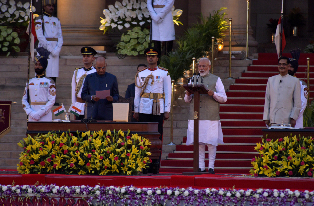 총선에서 압승을 거둔 나렌드라 모디(앞줄 오른쪽) 인도 총리가 지난달 30일(현지시간) 인도의 수도 뉴델리의 대통령궁에서 람 나트 코빈드 대통령이 지켜보는 가운데 취임 선서를 하고 있다.  /AFP연합뉴스