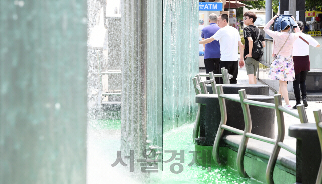 전국 대부분 지역의 한낮 기온이 30℃ 안팎까지 오르면서 더운 날씨를 보인 4일 서울 여의도한강공원에서 시민들이 각자의 방법으로 더위를 피하고 있다./오승현기자 2019.6.4