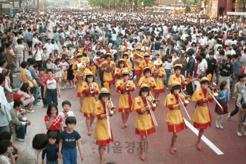 1985년 5월 서울 대학로 ‘차 없는 거리’ 시행 첫날 고적대가 길거리 공연을 하고 있다. /사진제공=서울시