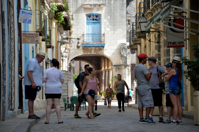 쿠바를 찾은 관광객들이 지난 2018년 8월 10일(현지시간) 수도 아바나를 구경하고 있다. /아바나=AFP연합뉴스