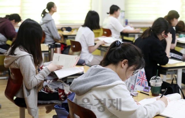 2020학년도 대학수학능력시험 ‘6월 모의평가’가 실시된 4일 오전 서울 영등포구 여의도여자고등학교에서 수험생들이 1교시 국어영역을 준비하고 있다. /오승현기자