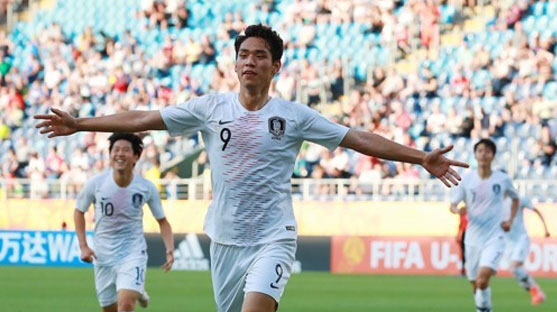 4일 오후(현지시간) 폴란드 루블린 경기장에서 열린 2019 국제축구연맹(FIFA) 20세 이하(U-20) 월드컵 16강 한·일전. 후반 한국 오세훈이 선제골을 넣은 뒤 팔을 벌리며 달리고 있다. /연합뉴스