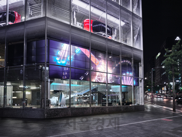 현대 모터스튜디오 서울의 외부 미디어 월에 미디어 아트 작품 ‘Universe’가 전시되고 있다. /사진제공=현대차