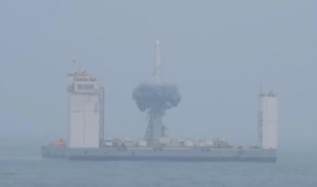 5일 중국 ‘창정 11호’ 로켓이 황해에서 해상발사에 성공하고 있다. /CCTV 캡처