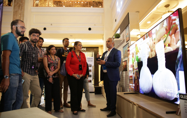 삼성전자 관계자가 4일(현지시간) 인도 뉴델리 ‘디엘에프 엠포리오몰’에서 미디어 행사를 열고 QLED 8K TV 신제품을 소개하고 있다. /사진제공=삼성전자