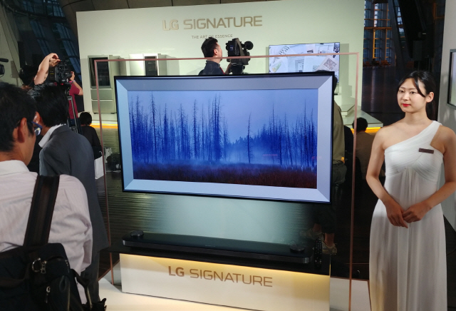 LG전자가 4일 일본 도쿄국립신미술관에서 개최한 ‘LG 시그니처’ 출시 행사에서 모델이 제품을 소개하고 있다. /사진제공=LG전자