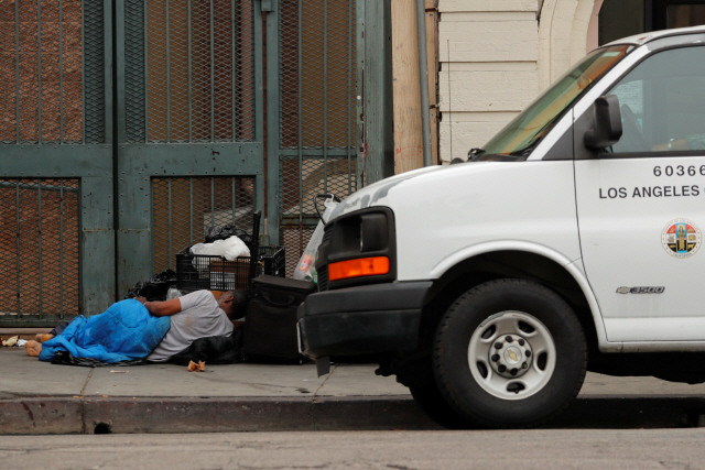 LA 시내에 노숙인이 길거리에서 잠들어 있다./LA=로이터연합뉴스