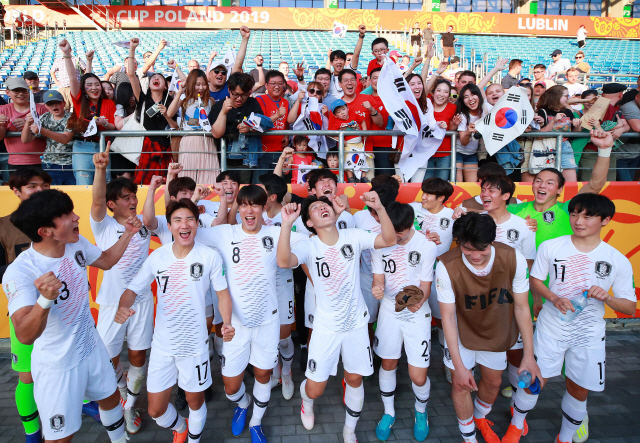 U-20 월드컵 대표팀 선수들이 5일 한일전 승리로 8강 진출을 확정한 뒤 현지 교민 등 한국 응원단과 함께 기쁨을 나누고 있다. /연합뉴스