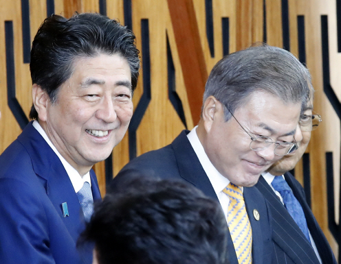 문재인(오른쪽) 대통령과 아베 신조 일본 총리./연합뉴스