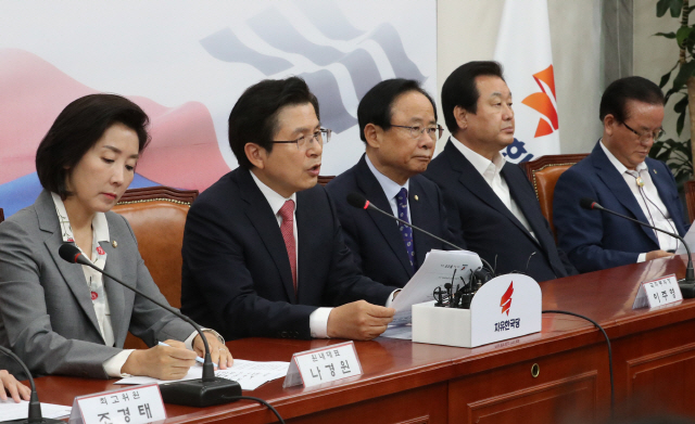 황교안 자유한국당 대표가 5일 국회에서 열린 최고위원·중진의원 연석회의에서 발언하고 있다. /연합뉴스