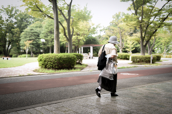 지난해 8월 28일(현지시간)일본 타마시의 한 마을에서 노년의 여성이 길을 걸어가고 있다. /타마시=블룸버그