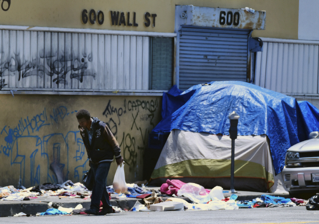 미국 캘리포니아주 LA 인근에 노숙자가 길을 걷고 있다./AP연합뉴스