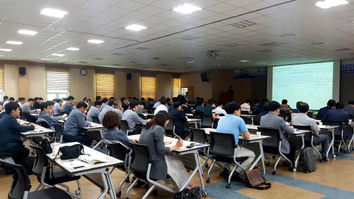 5일 부산 강서구 미음산단 내 협동조합 건물에서 열린 ‘조선업 회복세에 따른 업계 진단 및 전망 세미나’에 참석한 업계 관계자 100여 명이 전문가의 현황 진단, 전망에 대해 주의 깊게 듣고 있다./사진제공=부산경제진흥원